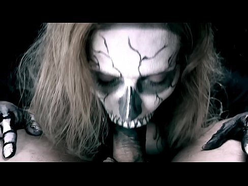 ❤️ Demon nga babaye nga nagsuso sa manok uban sa iyang itom nga baba ug gilamoy cum. Sex video sa amon ❌