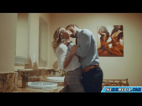 ❤️ Kung ang usa ka busty blonde naghaylo kanimo sa usa ka publiko nga kasilyas Sex video sa amon ❌